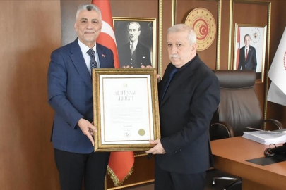 Bakan Bolat'tan Pakistanlı aileden ücret almayan esnafa Ahi Esnaf Beratı