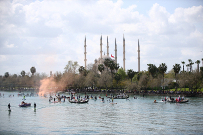 Adana’da Seyhan Nehri Renklerle Doldu: Su Korteji Görsel Şölen Yarattı