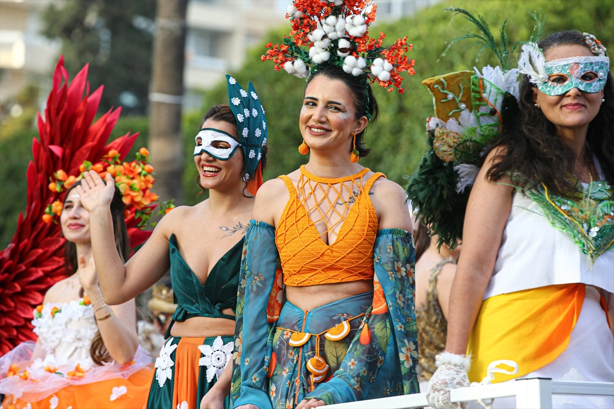 Adana Portakal Çiçeği Karnavalı Kortejinden renkli görüntüler