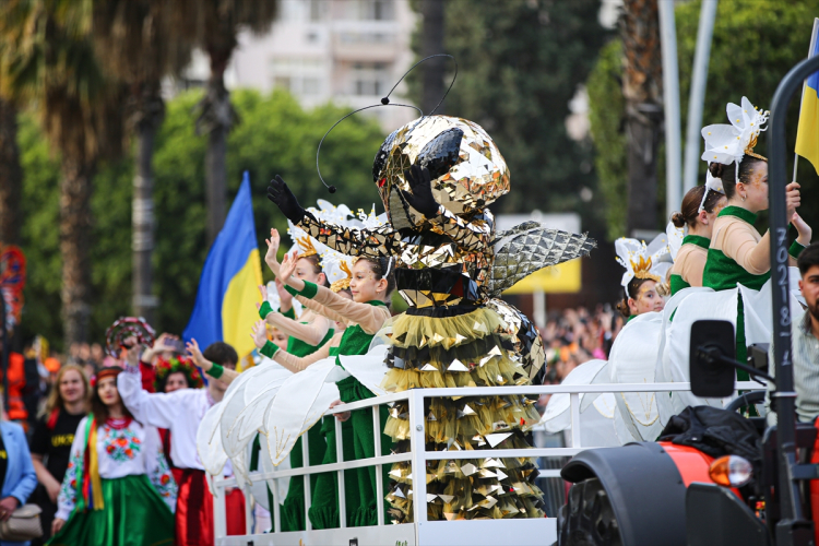Müzik, dans ve renkli araçlar dikkat çekti