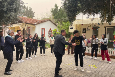 Öğrencilerden huzurevi sakinlerine gönül ısıtan etkinlik