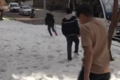Adana’da dolu sonrası kar sürprizi: Çocuklar buz kütlelerinde eğlendi