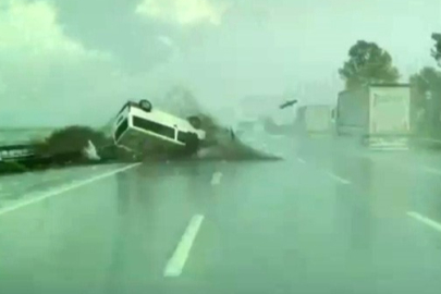 Adana’da gişelerde feci kaza: Panelvan takla attı, yaralılar hastaneye kaldırıldı