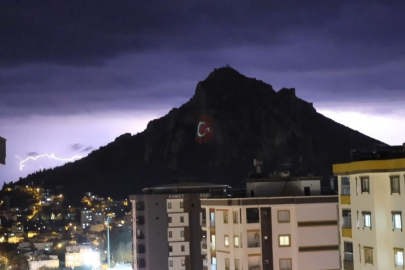 Adana'nın Kozan Kalesi'nde şimşekler görsel şölen oluşturdu