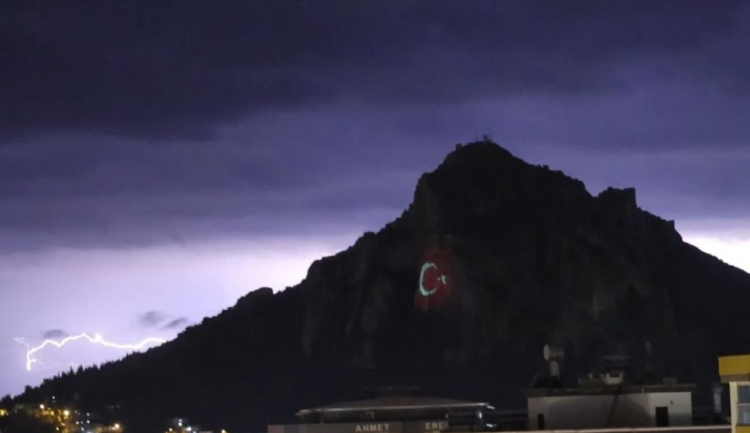 Adana'nın Kozan Kalesi'nde şimşekler görsel şölen oluşturdu 2