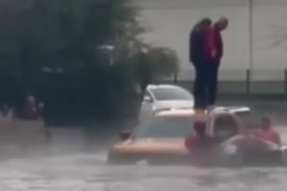 Adana’yı sağanak vurdu: Araç üstünde mahsur kalanlar kurtarıldı