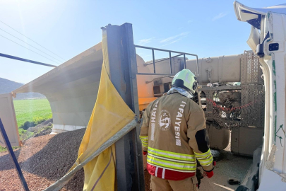Hatay'da devrilen çakıl yüklü hafriyat kamyonunun sürücüsü yaralandı