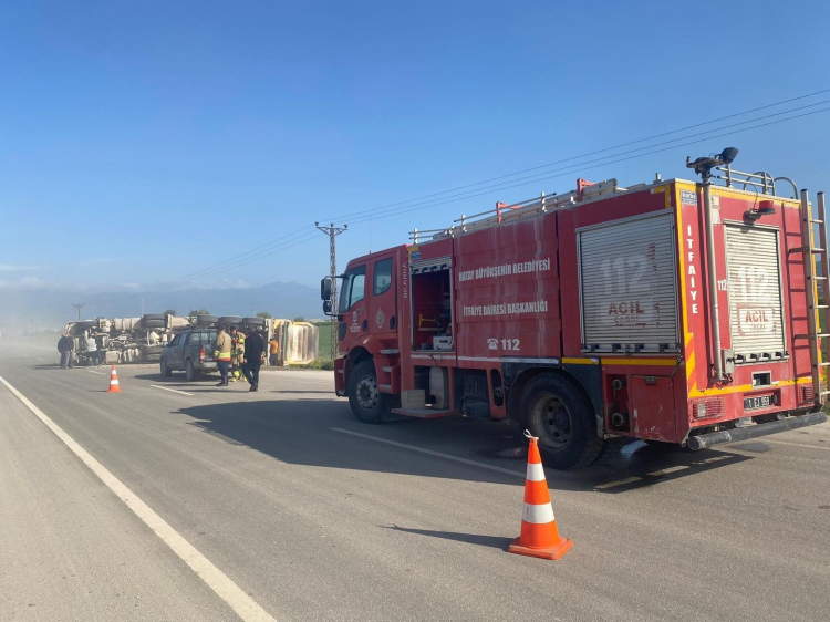 Hatay'da devrilen çakıl yüklü hafriyat kamyonunun sürücüsü yaralandı 2