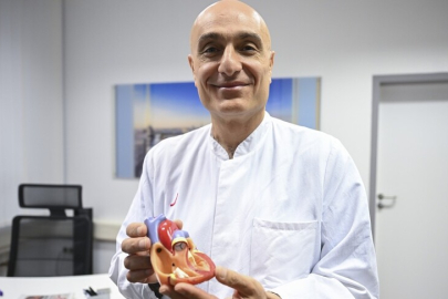 Malatyalı Türk doktor, yeni geliştirilen kalp kapakçığını kalbe yerleştirerek bir ilke imza attı