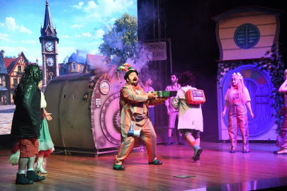 Osmaniye'de çocuklara çevre bilinci aşılayan Çöplük Kralı ve İcat sahnelendi