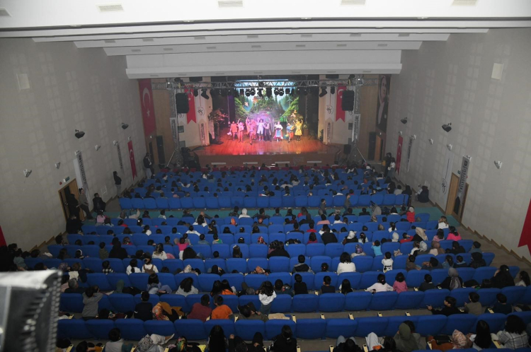 Osmaniye'de çocuklara çevre bilinci aşılayan Çöplük Kralı ve İcat sahnelendi 3