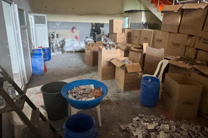 Adana’da ıslak mendil görünümlü kaçak sentetik ecza imalathanesi çökertildi