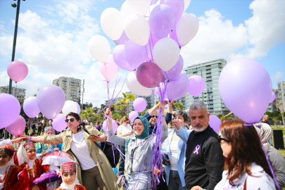 Adana'da kanser farkındalığı için gökyüzüne mor balonlar bırakıldı