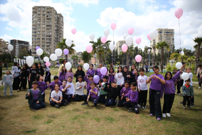 Adana’da kanser farkındalığı için gökyüzüne mor balonlar bırakıldı