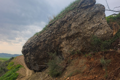 Adana’da köylüler kapanan yollarının açılmasını bekliyor
