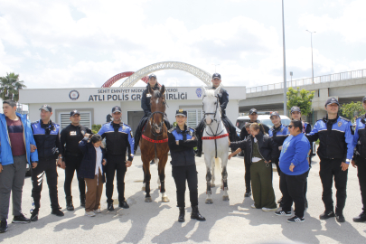 Adana’da özel çocuklar polislerle Polis Haftası coşkusuna ortak oldu