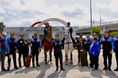 Adana’da özel çocuklar polislerle Polis Haftası coşkusuna ortak oldu