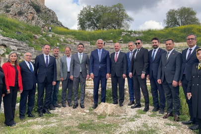 Kültür ve Turizm Bakanı Ersoy Osmaniye'deki Kastabala Antik Kenti'ni inceledi