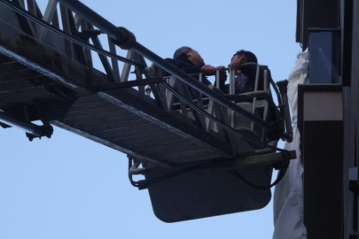 Mersin’de 6. kattan perdeyle sarkarken 3. kat balkonuna düştü