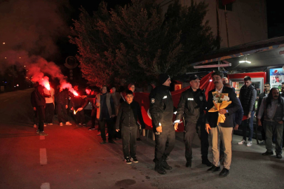 Mersin'de kavga anonsuna gelen polislere sürpriz kutlama yapıldı