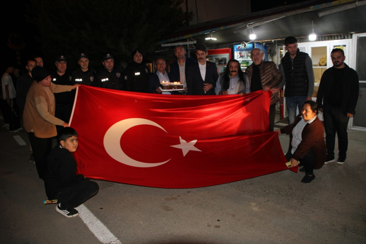 Mersin'de kavga anonsuna gelen polislere sürpriz kutlama yapıldı 2