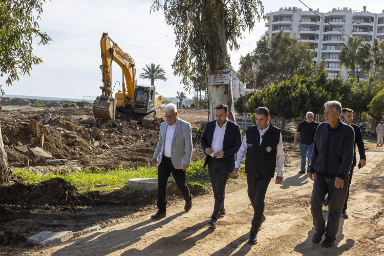 Mezitli Belediye Başkanı Ahmet Serkan Tuncer, Tece sahilindeki dönüşüm çalışmalarını denetledi 2