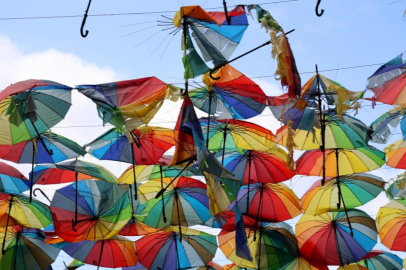 Renkli şemsiyelerle kaplı sokak, harabeye döndü