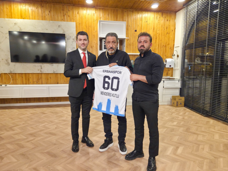 Adana 01 FK, TFF 2. Lig 35. haftasında Merkür Jet Erbaaspor’a konuk olurken, maç öncesinde iki kulüp yöneticileri centilmenlik örneği sergileyerek karşılıklı forma hediye etti.