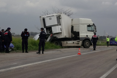 Adana Ceyhan’da tırla çarpışan otomobilin sürücüsü hayatını kaybetti