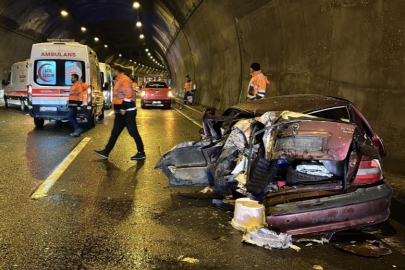 Bolu Dağı Tüneli’nde feci kaza: Otomobil hurdaya döndü, 5 yaralı