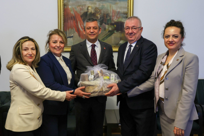 Edremit Belediye Başkanı Ertaş ve Edremit heyeti Özgür Özel ile buluştu