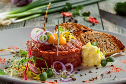 Et tartar tarifi: Pişirmeden hazırlanan gurme lezzet! Et tartar nasıl yapılır?