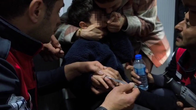 Hatay İskenderun'da parmağına yüzük sıkışan çocuk itfaiye tarafından kurtarıldı 2