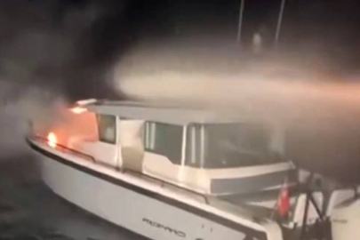 Haydarpaşa açıklarında yanan teknede mahsur kalan 4 kişinin kurtarılma anları kamerada