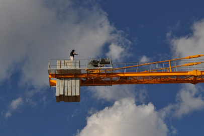 Maaşı yatmayınca vince çıkan şahıs, hesabına para yatınca indi!