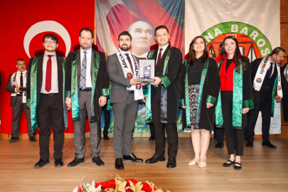 Türkiye Barolar Birliği Yarışması Birincisi Stajyer Avukat Cenk Dinçel’e Adana Barosu’ndan plaket
