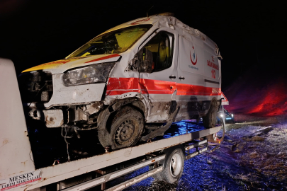 Ambulansın devrildiği kazada 5 kişi yaralandı