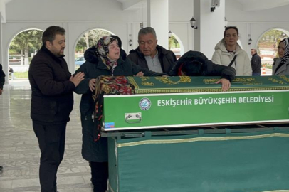 Ankara’daki aile faciasında hayatını kaybeden anne ve kızı Eskişehir’de toprağa verildi