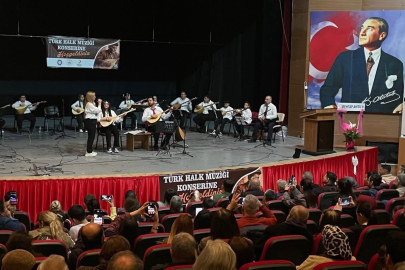 Ceyhan’da bağlama kursu öğrencileri sahne aldı