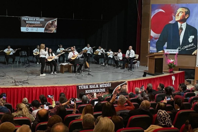 Ceyhan’da bağlama kursu öğrencileri sahne aldı