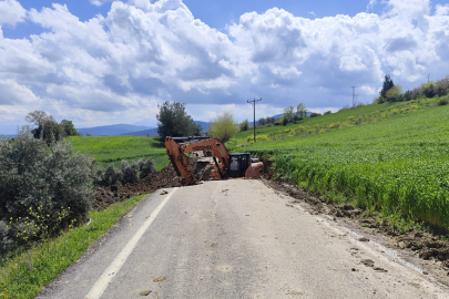 Kadirli'de sağanak nedeniyle çöken köy yolunda ekiplerin çalışması sürüyor