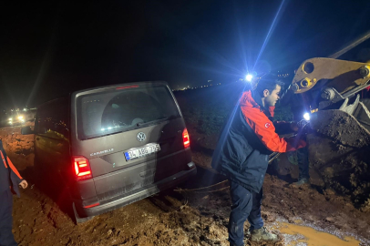 Navigasyon çamura götürdü: Hatay’da çamura saplanan10 kişiyi AFAD kurtardı