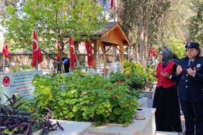 Şehit babalarının izinden giden polisler babalarının kabri başında dua etti