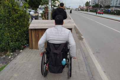 Adana'da kaldırım üzerindeki yapı engelli vatandaşların ulaşımını kısıtlıyor