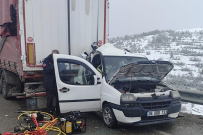 Aşkale’de feci kaza! Tırın altına giren hafif ticari araçta 2 kişi hayatını kaybetti, 3 yaralı