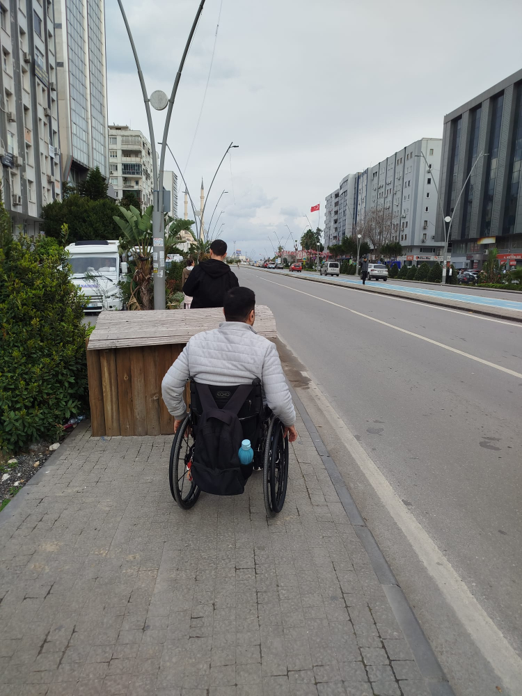 Adana'da kaldırım üzerindeki yapı engelli vatandaşların ulaşımını kısıtlıyor 2