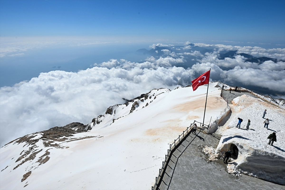 Antalya’da Şaşırtan Manzara! Tahtalı Dağı “Beyaz Gelinliği” ile Ziyaretçileri Kendine Hayran Bırakıyor