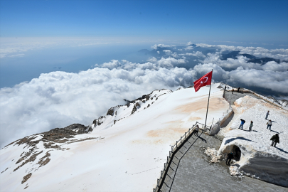 Antalya’da Şaşırtan Manzara! Tahtalı Dağı “Beyaz Gelinliği” ile Ziyaretçileri Kendine Hayran Bırakıyor