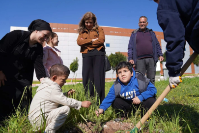 Çukurova Üniversitesi’nde 50 fidan böbrek sağlığı farkındalığı için toprakla buluşturuldu