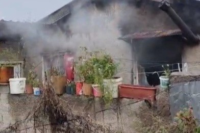 Osmaniye’de tek katlı ev alev alev yandı